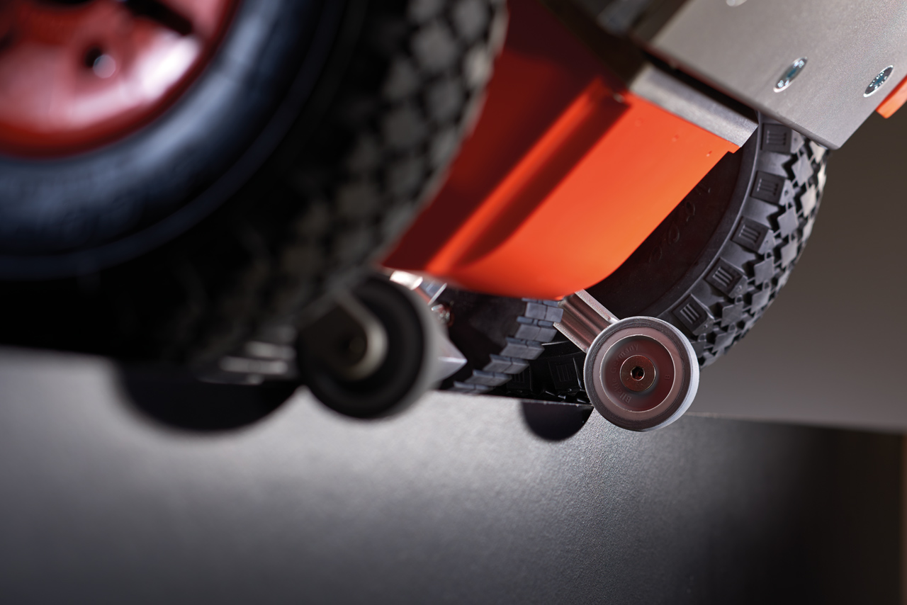 AAT bietet als einziger Hersteller "höchste Sicherheit" serienmäßig! Alle Modelle sind mit unserem patentierten Stufenbremssystem ausgerüstet. Der kleine aber sichere Unterschied - vertrauen Sie dem Original "Engineered in Germany".