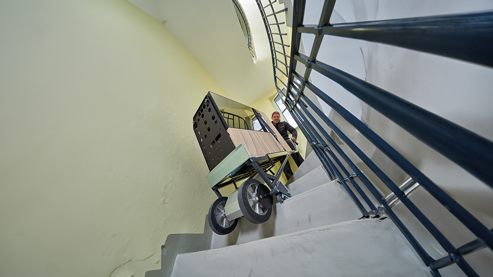 Enge Wendeltreppen stellen für unsere CargoMaster kein Problem dar