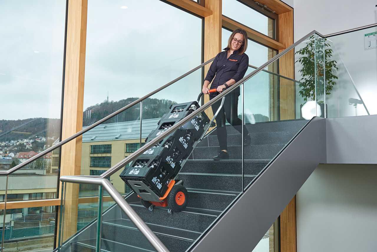 Getränkekisten mühelos in den oberen Stock befördern