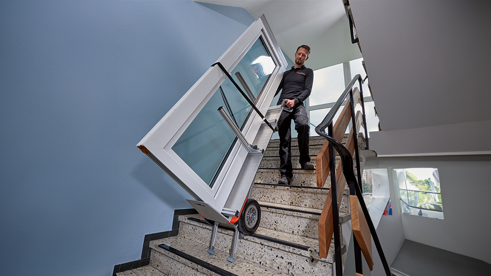 Mit unserem ComfortStep für sanftes Steigen geht auch beim Transport von Fenstern kein Glas zu Bruch